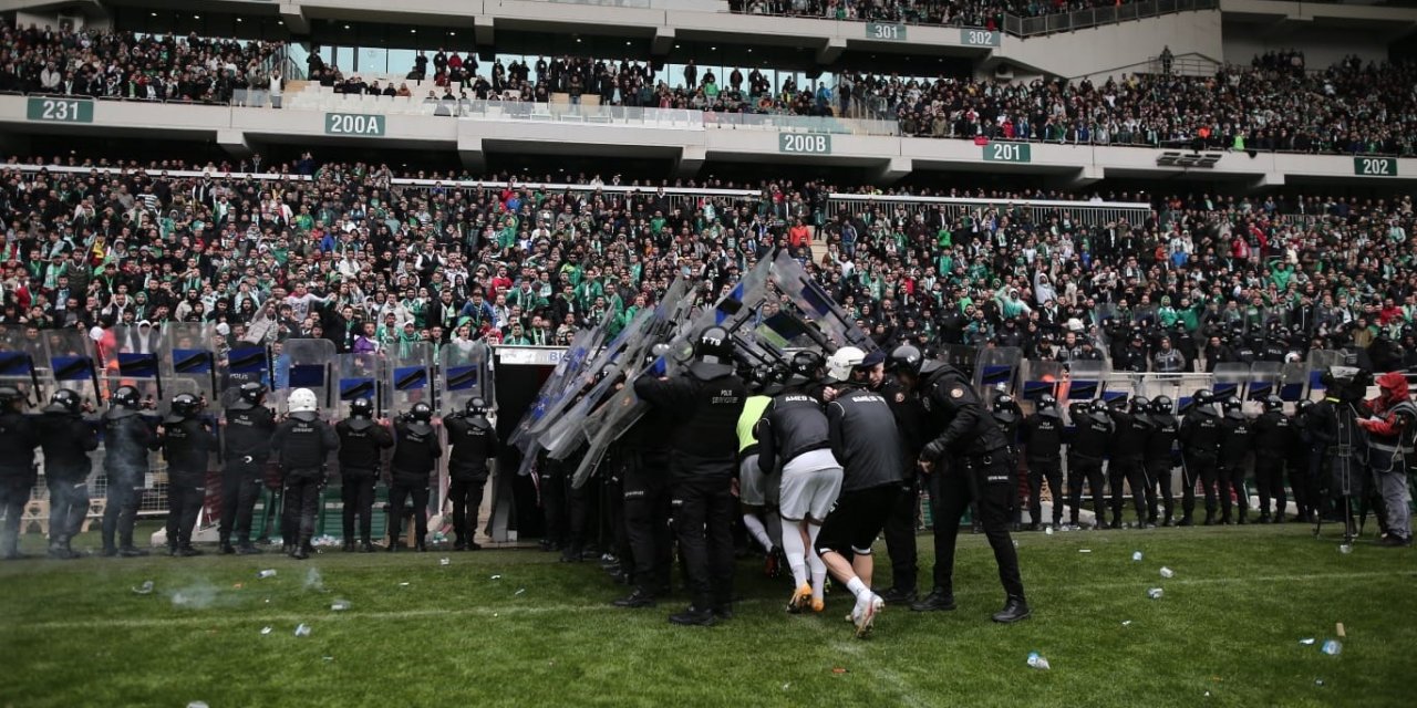 Bursaspor-Amed Sportif Faaliyetler maçında olaylar çıktı