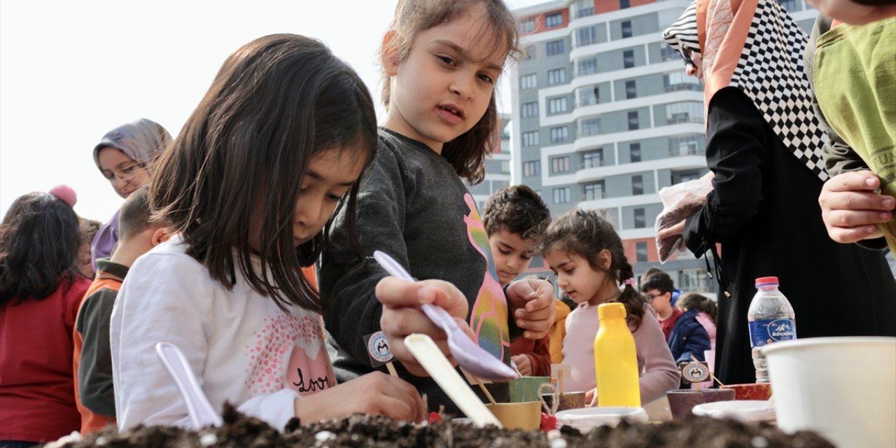 Konya'da depremzede öğrenciler "Geleceğe Umut" tohumları ekti