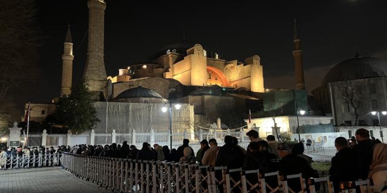 Ayasofya Camii'nde Berat Kandili idrak edildi