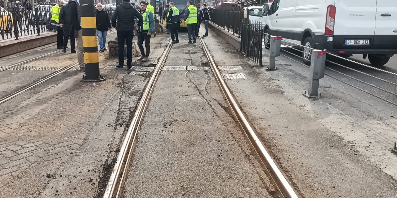 Tramvay raydan çıktı