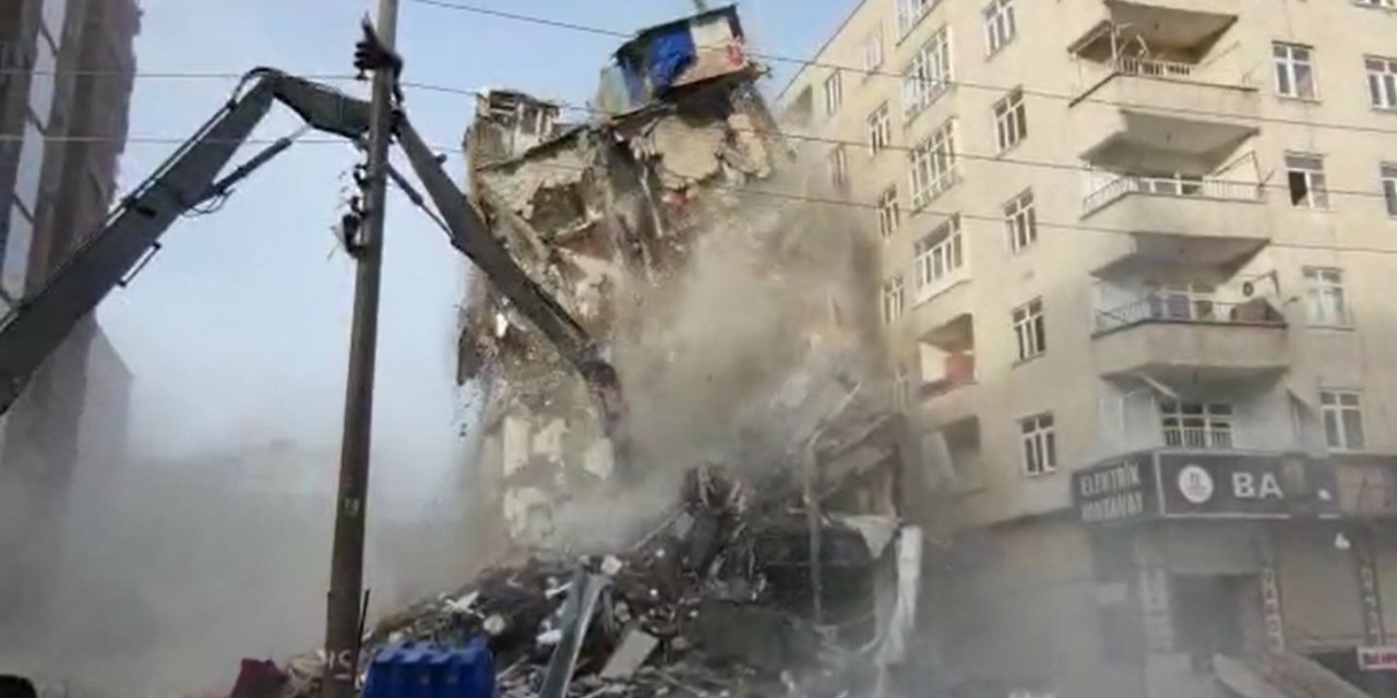 6 katlı bina yıkım sırasında çöktü