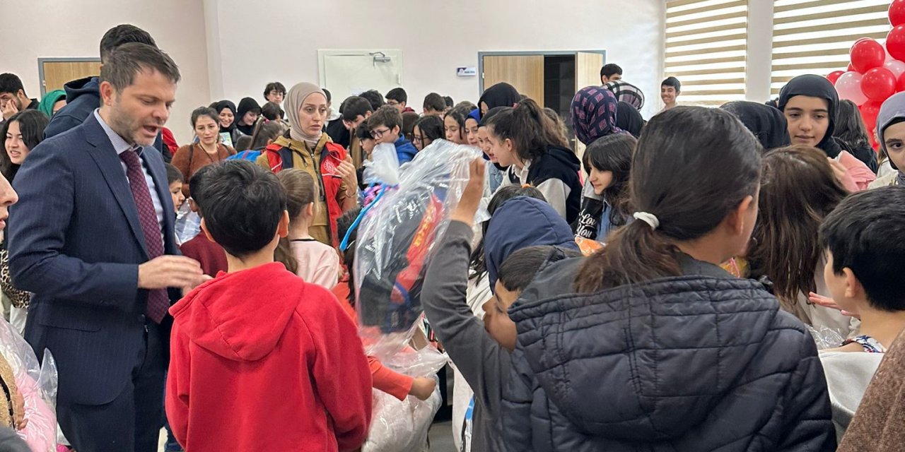 Yaka Çumralıoğlu İmam Hatip Ortaokulu depremzede çocukları sevindirdi