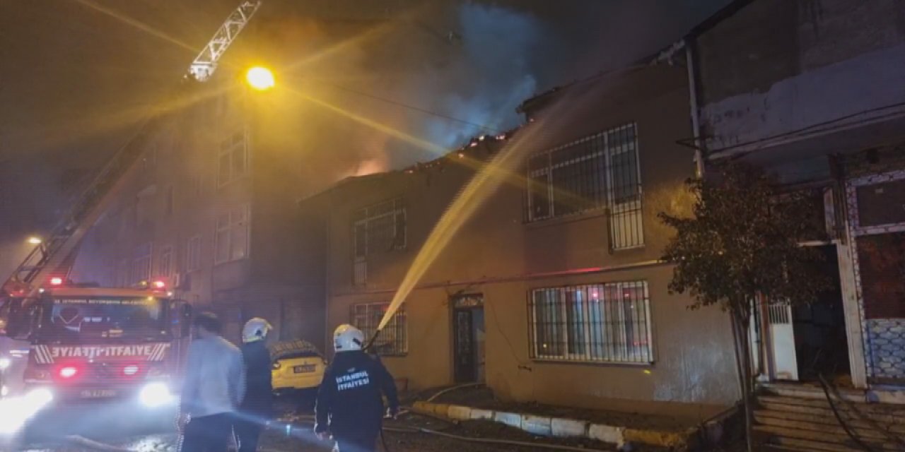 2 katlı binanın çatısı  alev alev yandı