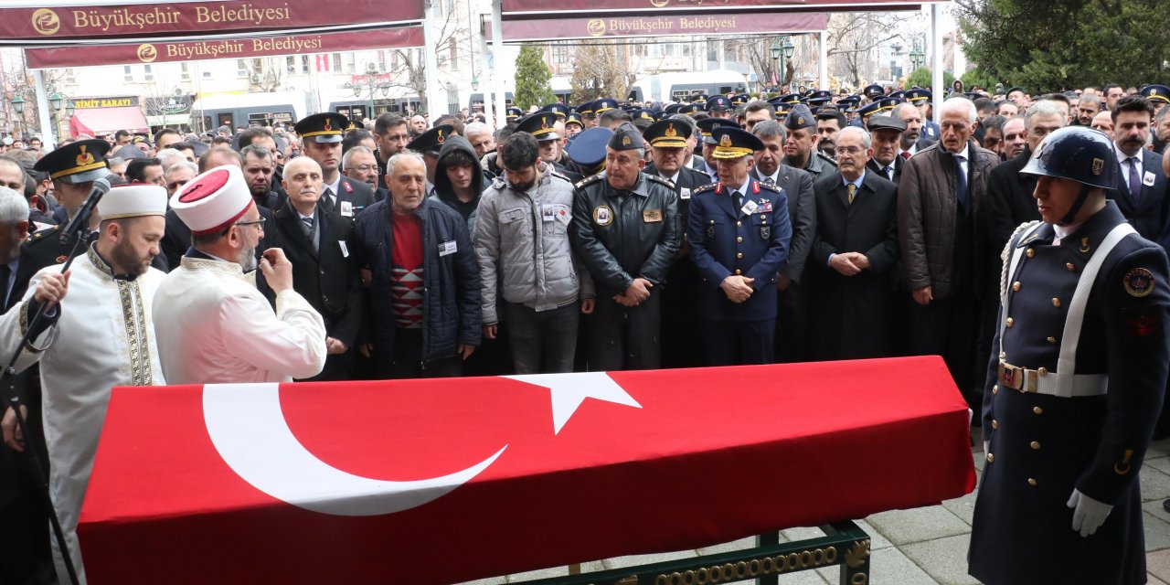 Şehit Pilot Albay Adalıoğlu, son yolculuğuna uğurlandı! "Ah Oğuz yaktın beni"