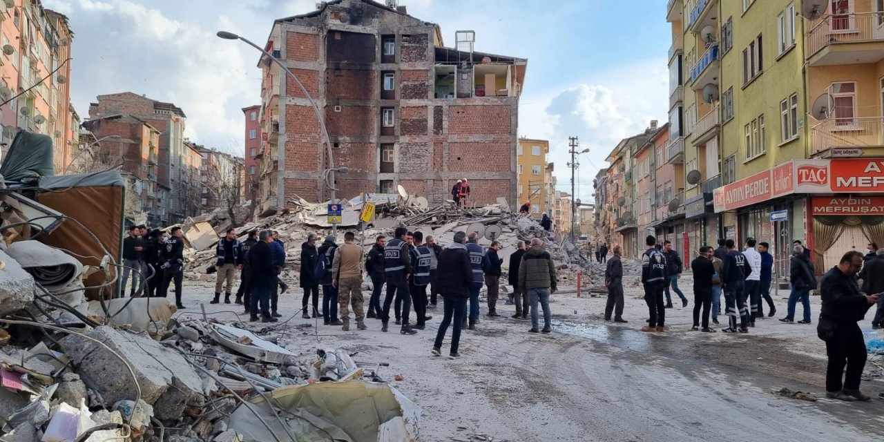 Malatya'da 5 katlı bina çöktü