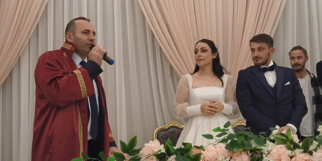 Hatay’da enkazdan kurtarılan nişanlı çifte Yalova'da buruk nikah