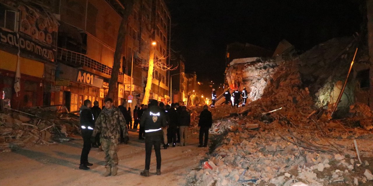 Adıyaman'da deprem sonrası Malatya'da 6 katlı bina çöktü