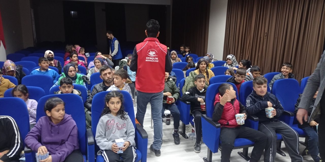 Konya Bozkır'da depremzede çocuklara film izleme etkinliği
