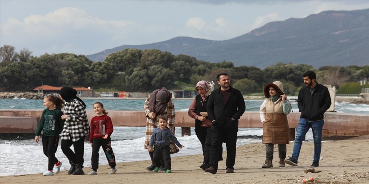 Depremzedelerin yaraları Mehmetçik kampında sarılıyor