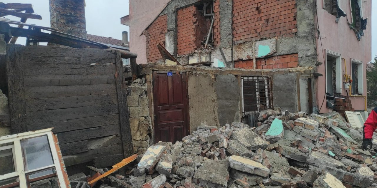 Kentsel dönüşüm yıkımında bina duvarı çöktü