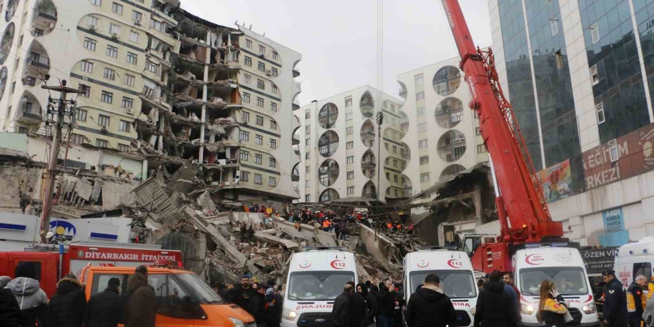 89 kişinin öldüğü iş merkezinin deprem anına ait farklı açıdan görüntü ortaya çıktı