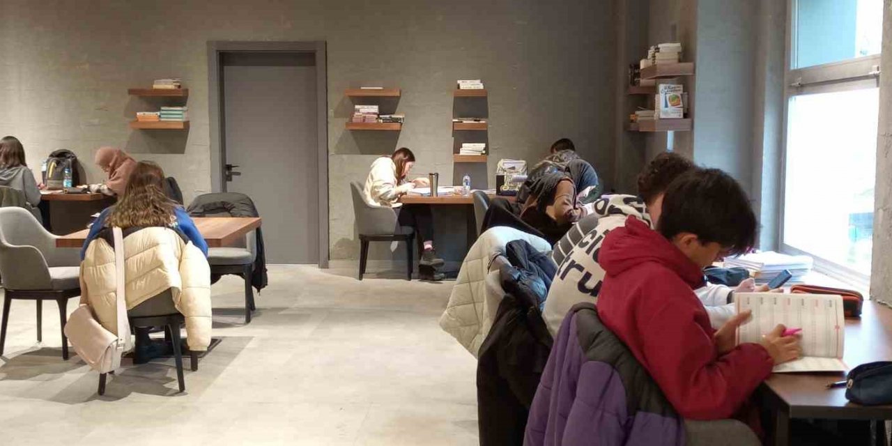 Konya'da Dönemeç Kitap Kafe’ye gençlerden yoğun ilgi