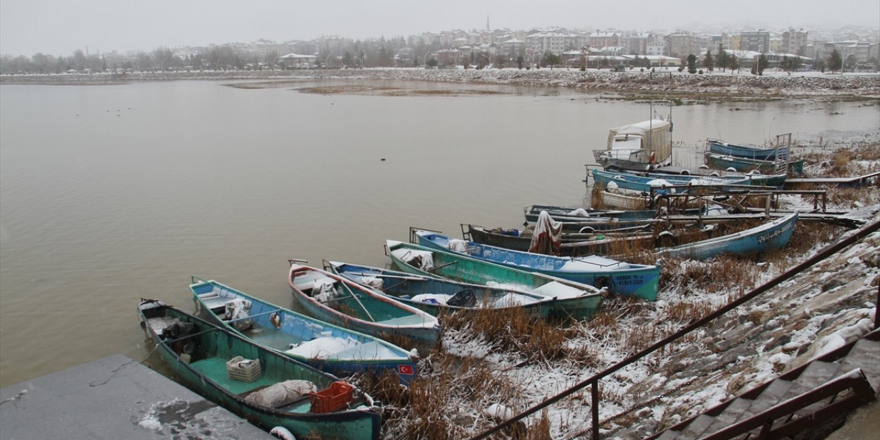 Konya Beyşehir'de kar yağışı ilçeyi beyaza bürüdü