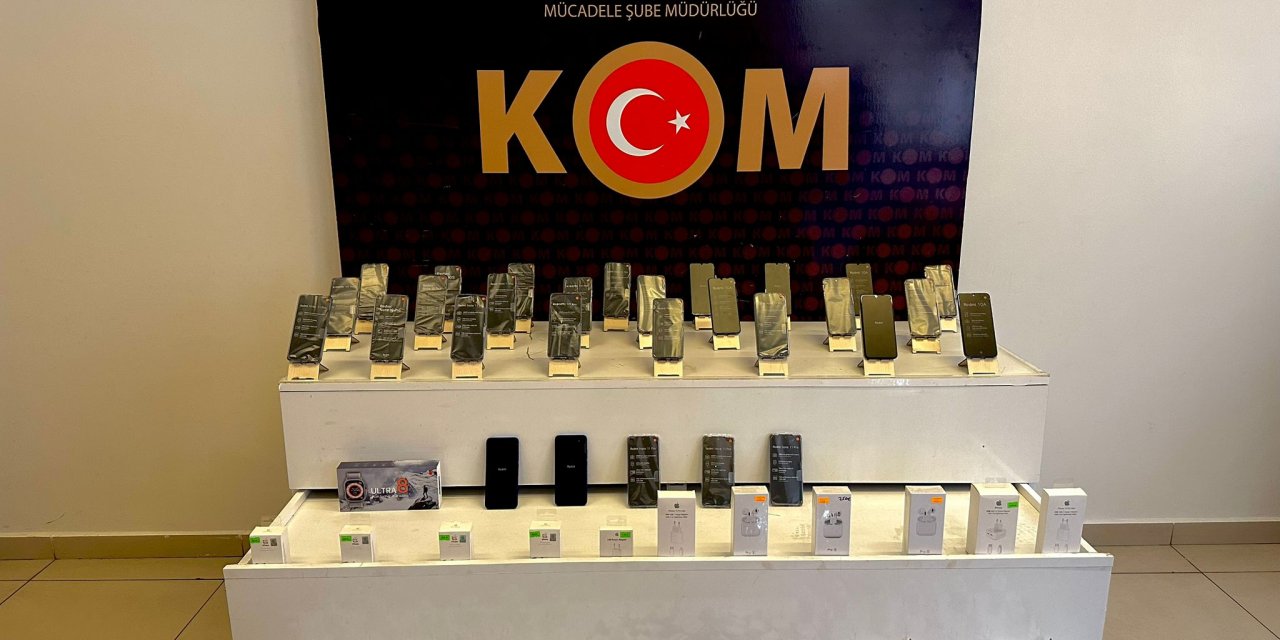 Konya'da kaçak telefonların saklandığı zula polise takıldı