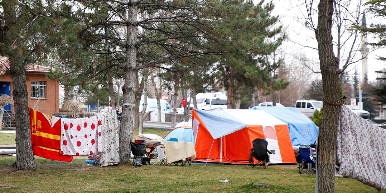 Depremlerden tedirgin olanlar çadırlarda kalıyor