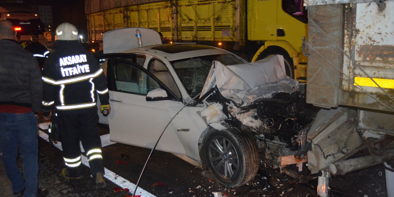 Otomobil kırmızı ışıkta bekleyen TIR'a çarptı: 4 yaralı