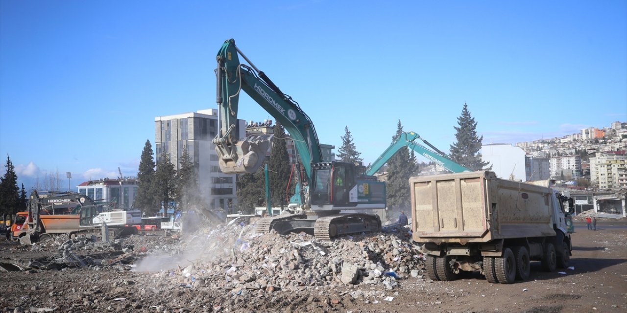 Kahramanmaraş'ta 22 binanın daha yıkımına başlandı