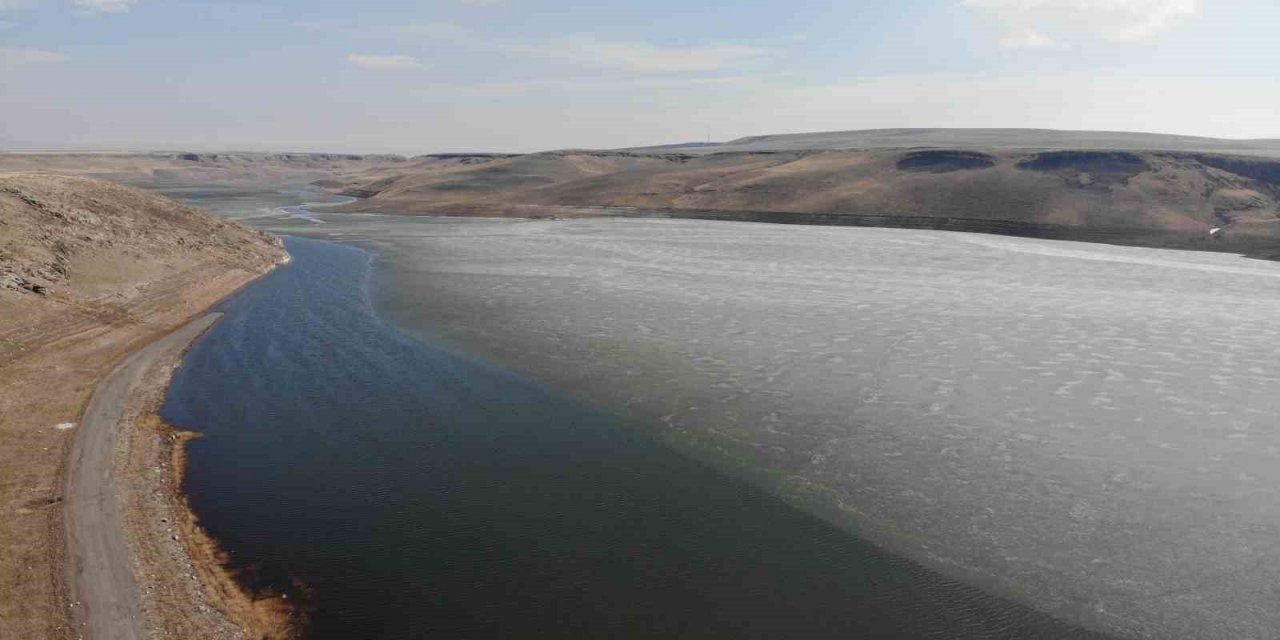 Baraj gölünün buzları çözülüyor