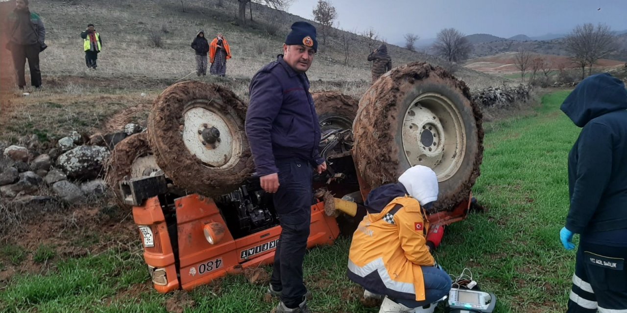 Şarampole devrilen traktörün altında kalan çiftçi öldü