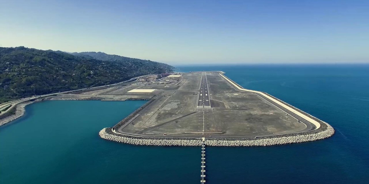 Deniz üzerine dolgu yapılarak inşa edilen havalimanına ilgi yoğun