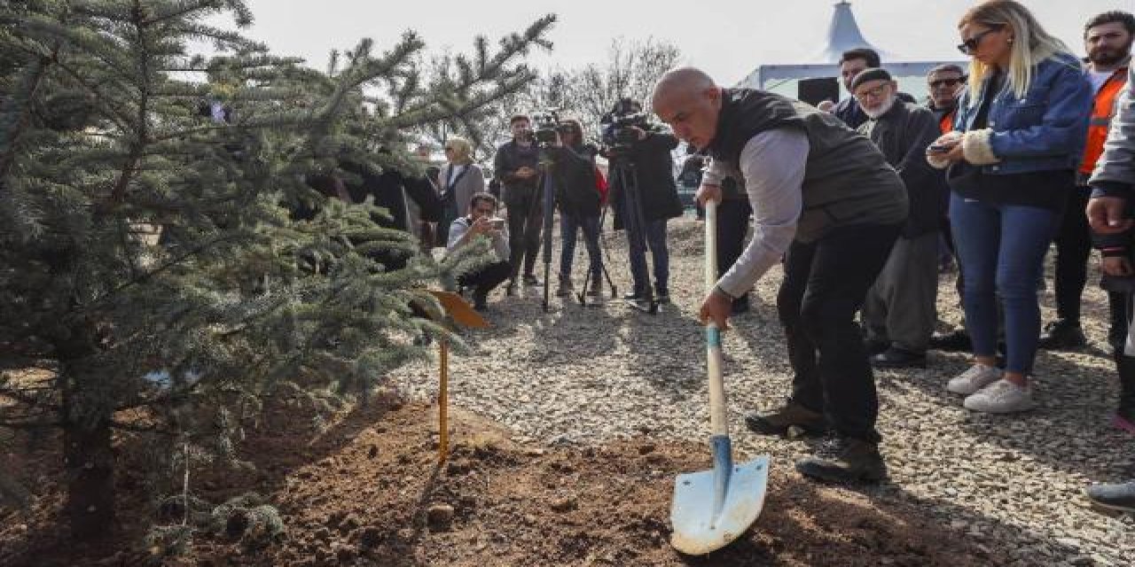 Bakan Kirişci depremlerde hayatını kaybedenler için fidan dikti