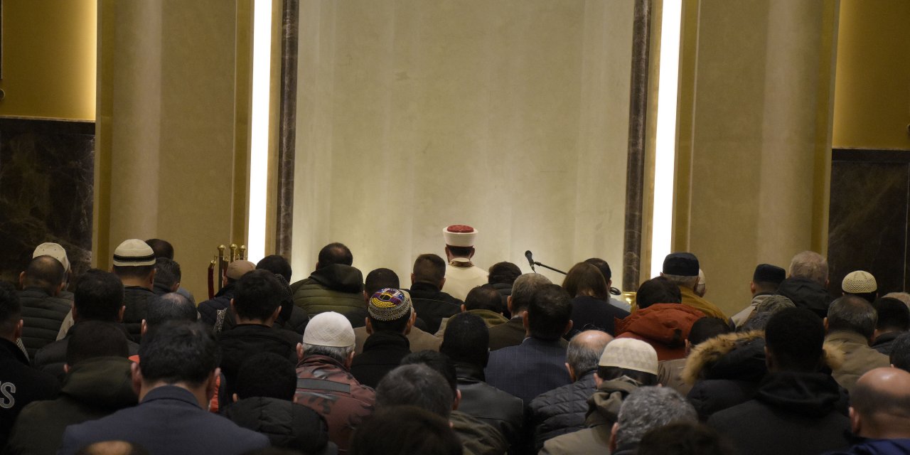 Taksim Cami'nde ilk teravih namazı kılındı