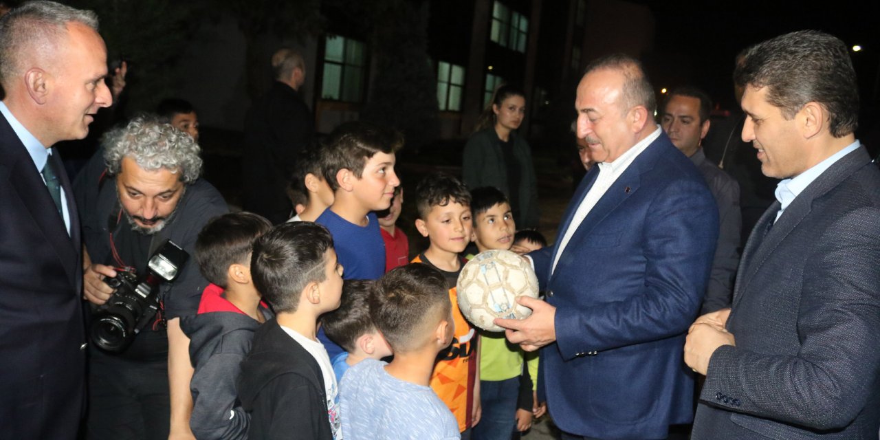 Bakan Çavuşoğlu, iftarını Antalya'da depremzedelerle birlikte yaptı