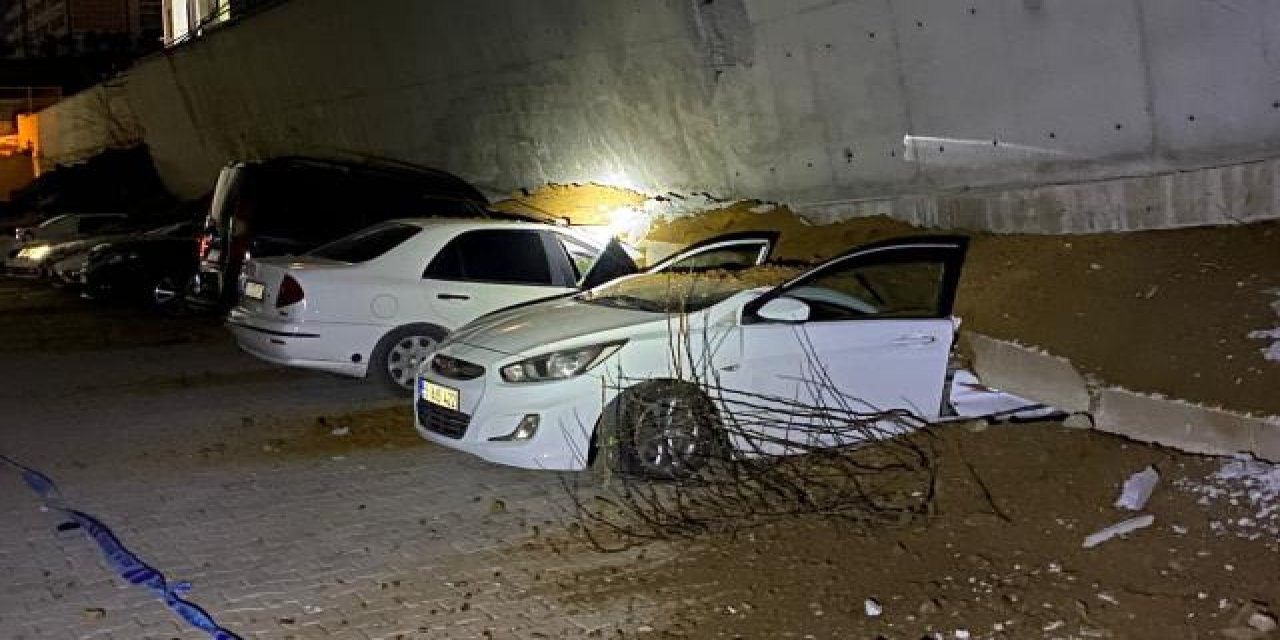 İstinat duvarı çöktü: 11 araç ezildi