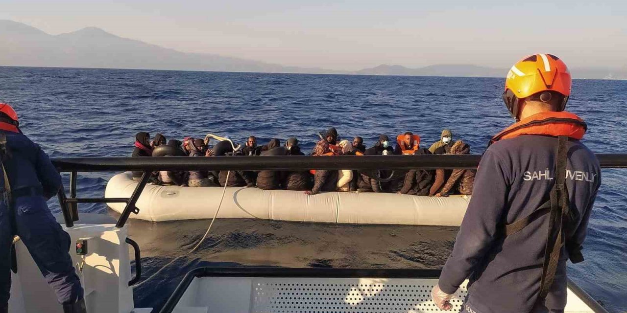 Lastik bot içerisindeki 34 düzensiz göçmen kurtarıldı