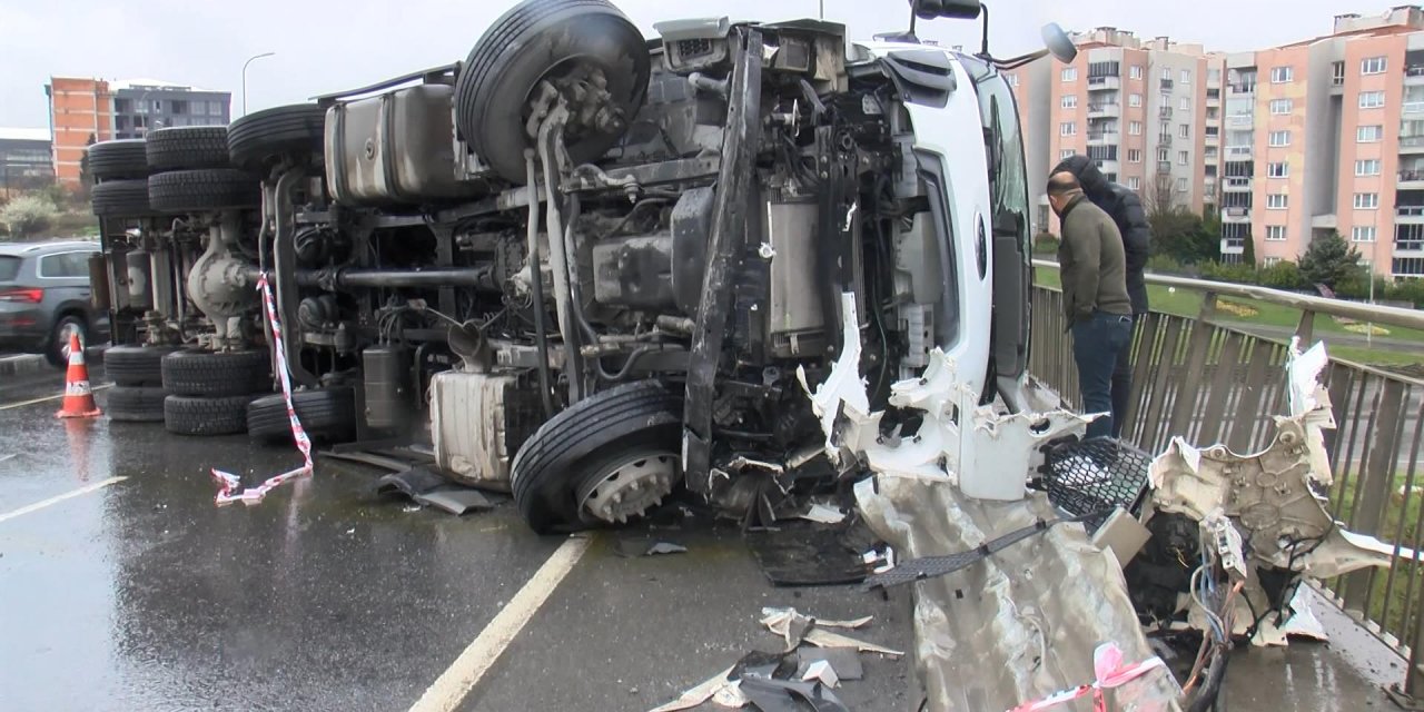 Yol bakım aracına çarpan kamyonun şoförü hastanede öldü