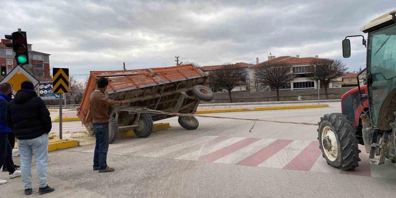 Konya'da seyir halindeki traktörden ayrılan römork refüje devrildi