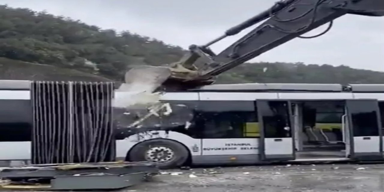 İBB'den bir skandal hareket daha! Kepçe ile metrobüs parçalattılar!