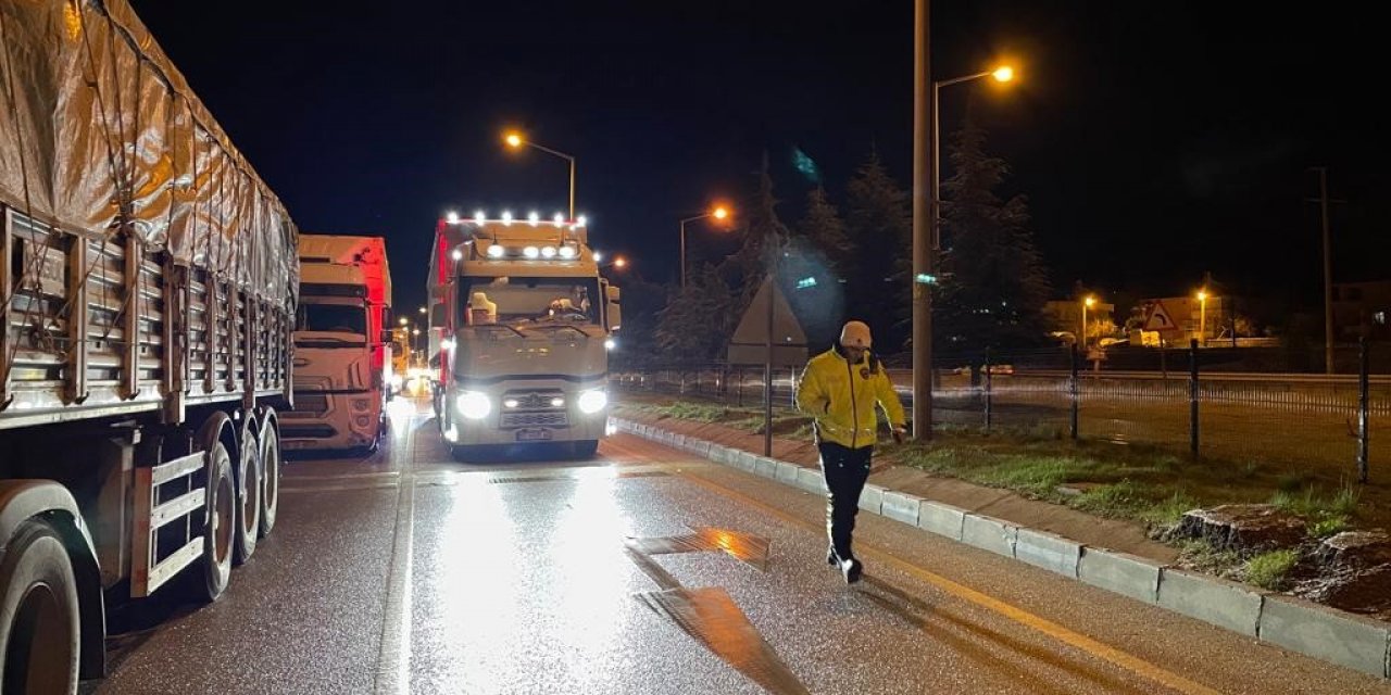 Burdur-Antalya karayolu buzlanma nedeniyle trafiğe kapatıldı