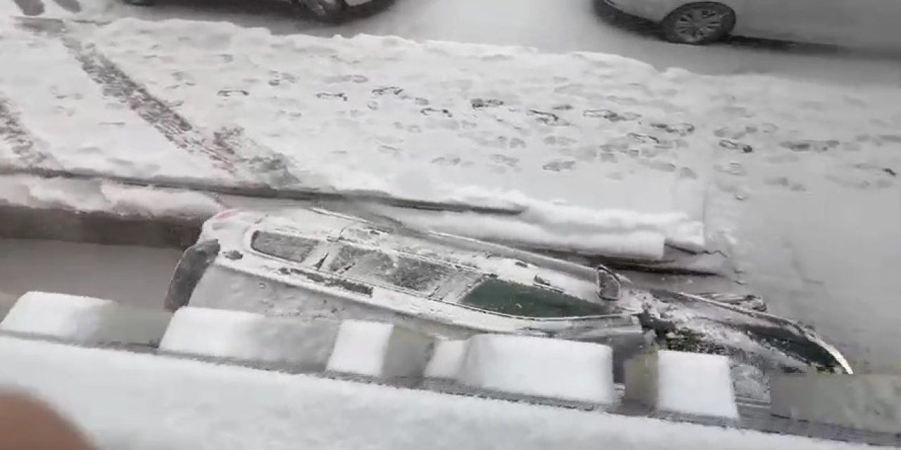 Karda kayganlaşan yolda kaza yapan otomobil kamerada