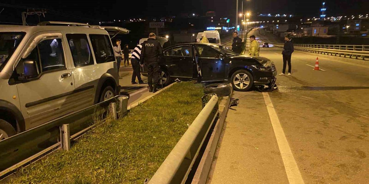 Sinop’ta kontrolden çıkan otomobil refüje çıktı: 3 yaralı