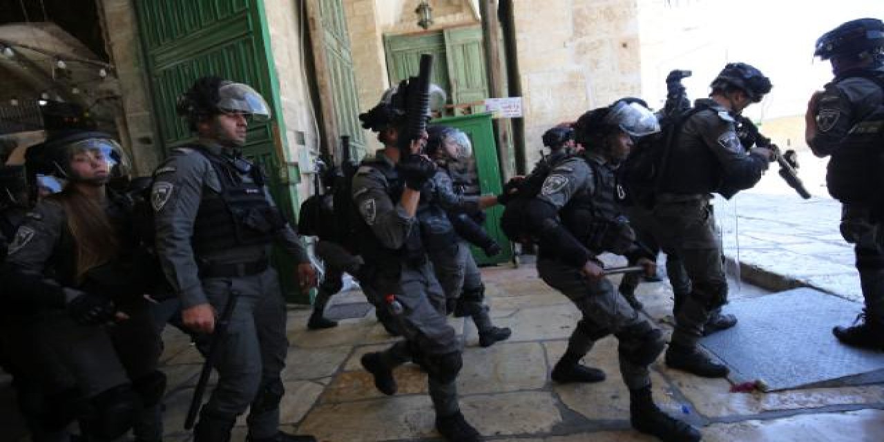İsrail polisi Mescid-i Aksa'ya baskın düzenledi