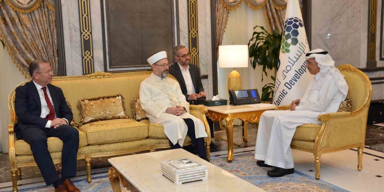 Başkan Erbaş, Cidde’de İslam Kalkınma Bankası Başkanı Al Jasser ile görüştü