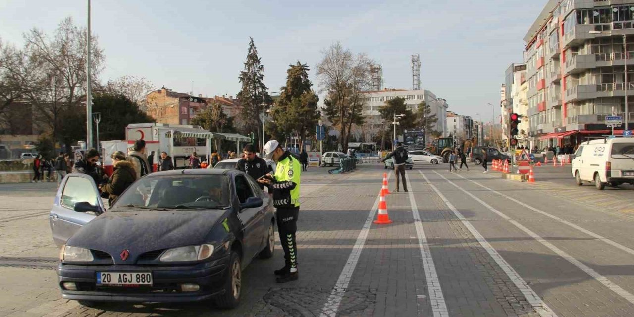 Uşak’ta 921 sürücüye para cezası kesildi