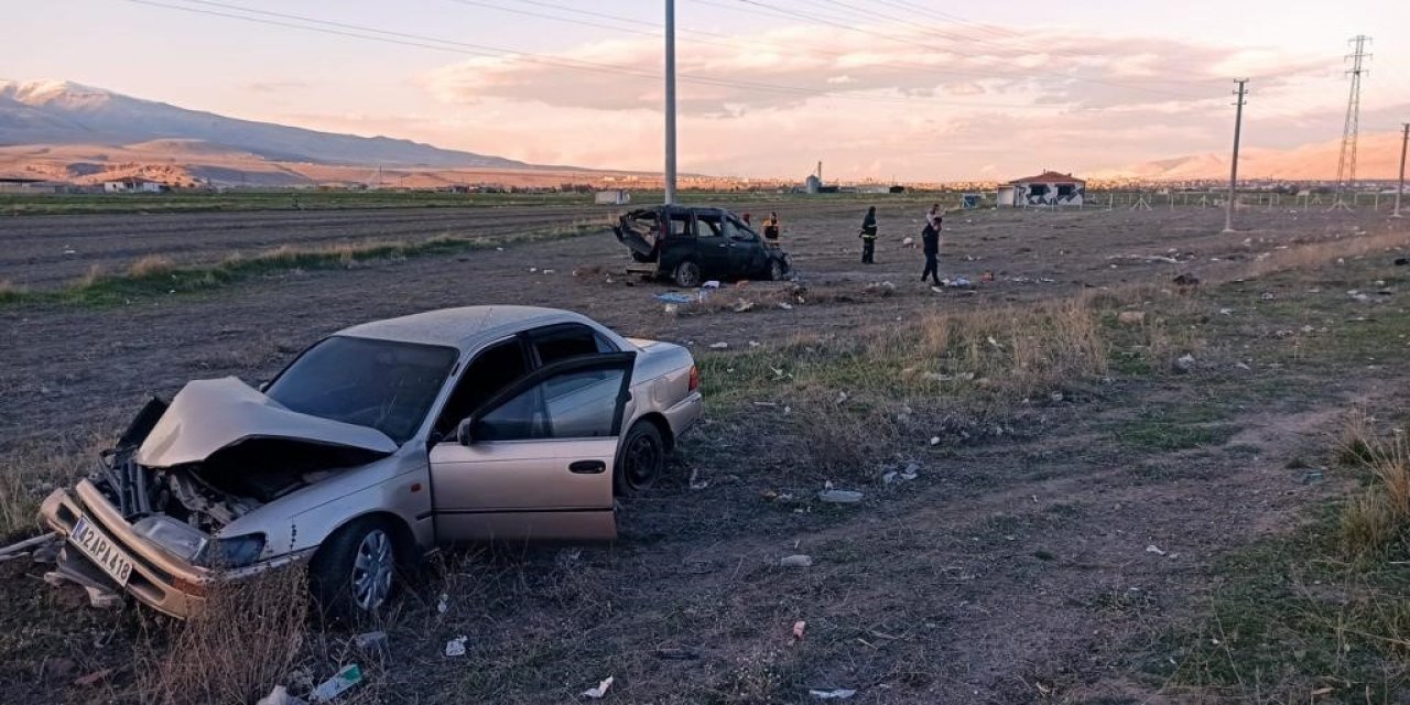 Konya plakalı otomobil ile hafif ticari araç çarpıştı: 1 ölü, 4 yaralı