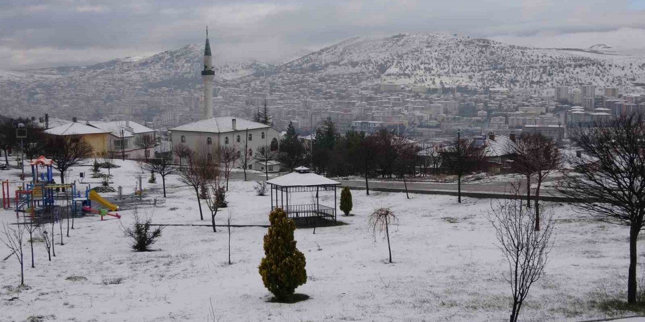 Yozgat’ta nisan ayında kar etkili oldu