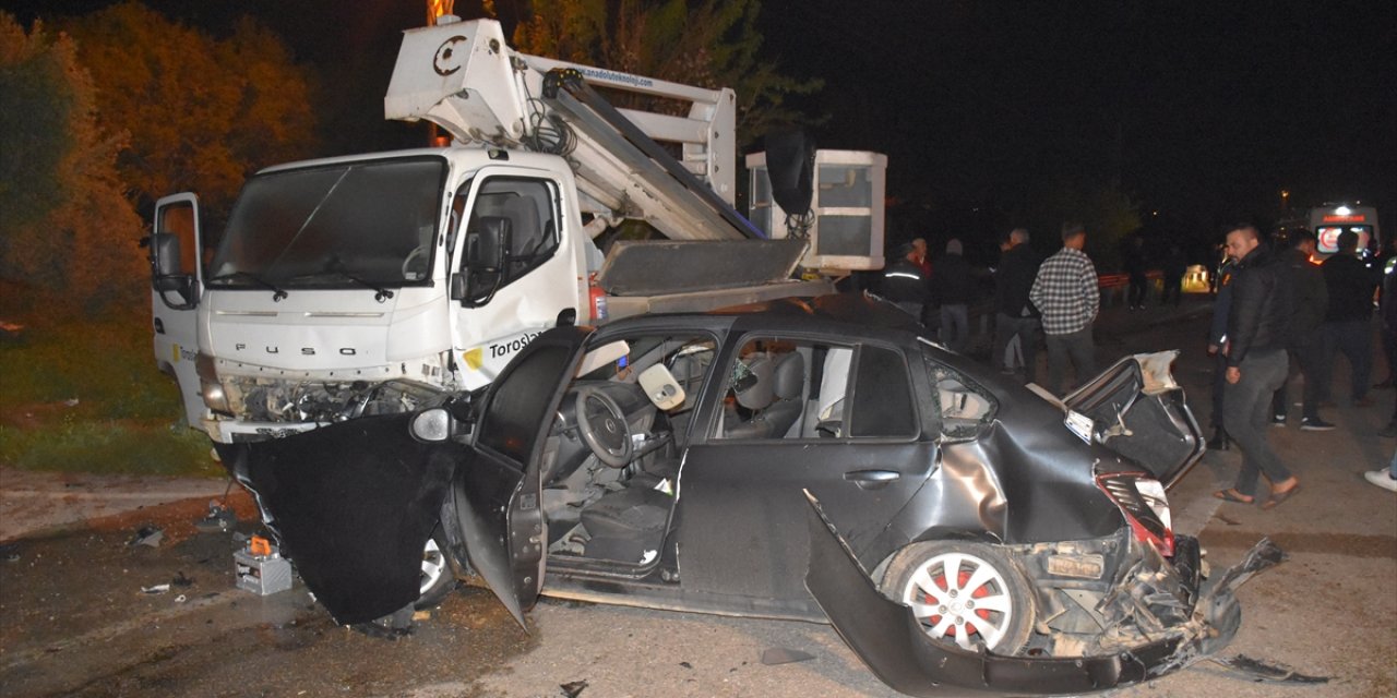 Vinç ile otomobilin çarpıştığı feci kazada 2 kişi öldü