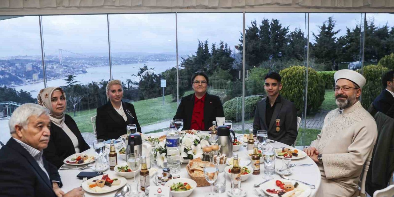 Diyanet İşleri Başkanı Erbaş, İstanbul’da şehit yakınları ve gazilerle iftarda buluştu