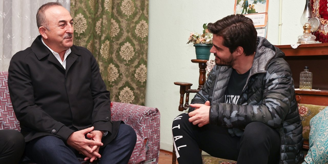 Dışişleri Bakanı Çavuşoğlu, Gönül Dağı dizisinin setini ziyaret etti