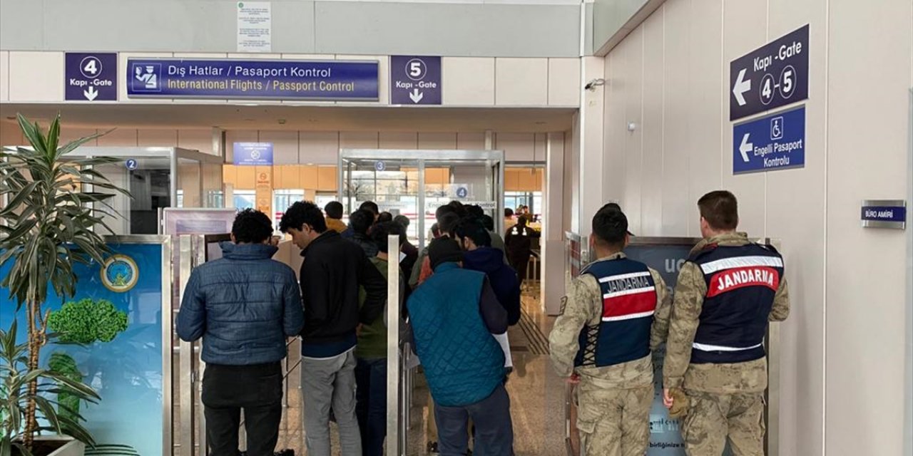 Afganistan uyruklu 228 düzensiz göçmen ülkelerine gönderildi