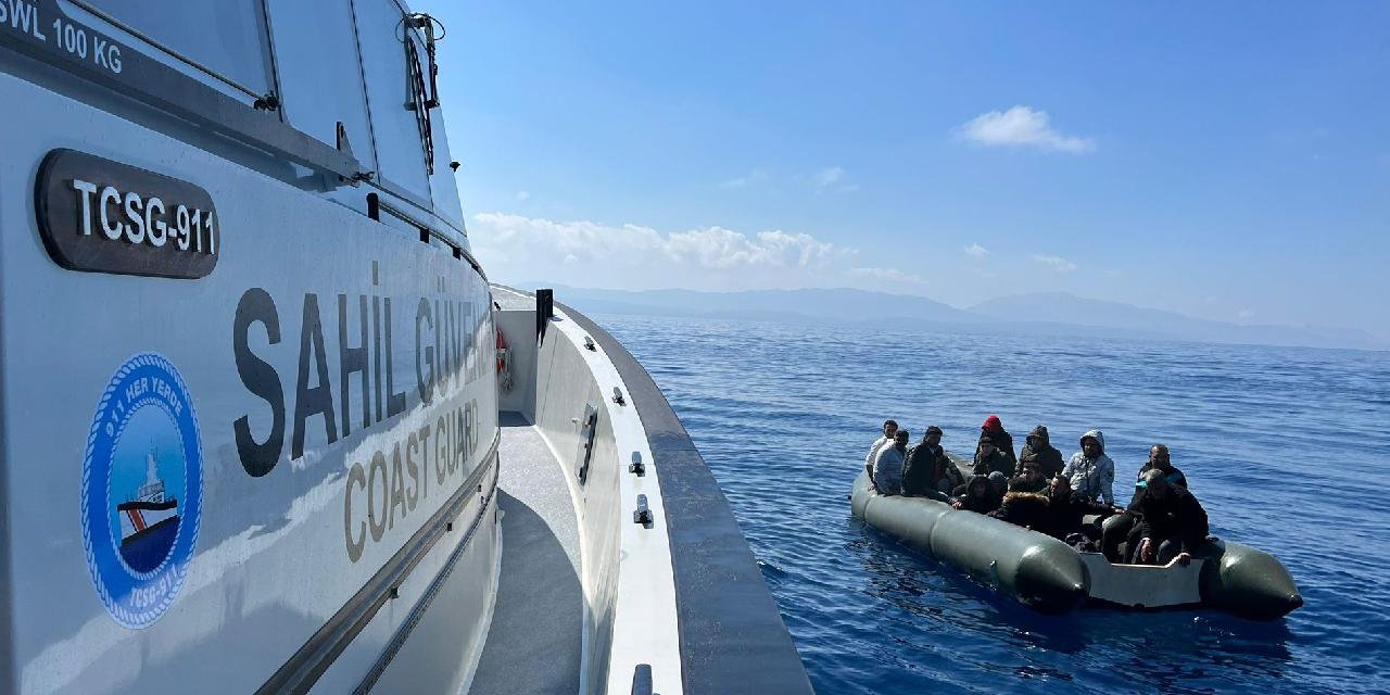 Yunanistan'ın ölüme terk ettiği 44 düzensiz göçmen kurtarıldı