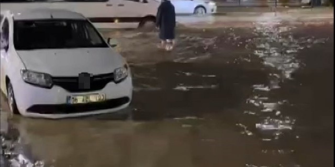 Elazığ’da sağanak etkili oldu, yollar göle döndü