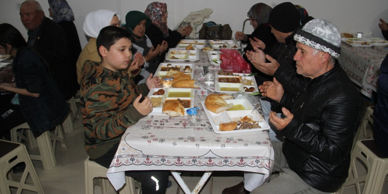 Konya'daki dernek her gün bin kişiye aş hizmeti veriyor