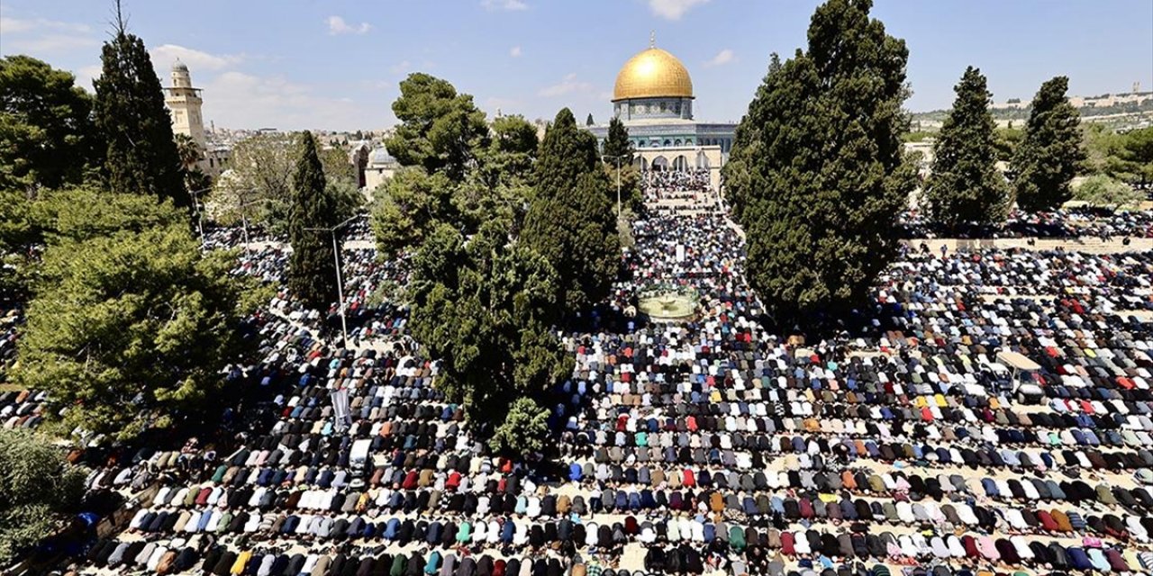 Mescid-i Aksa’da ramazanın dördüncü cuma namazı için 250 bin Müslüman saf tuttu