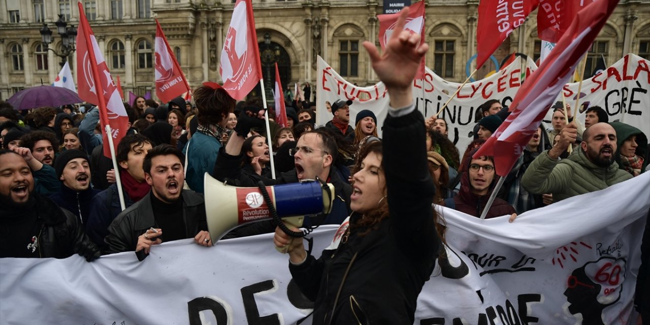 Fransızlar, emeklilik reformunun onaylanmasına tepki olarak sokağa indi