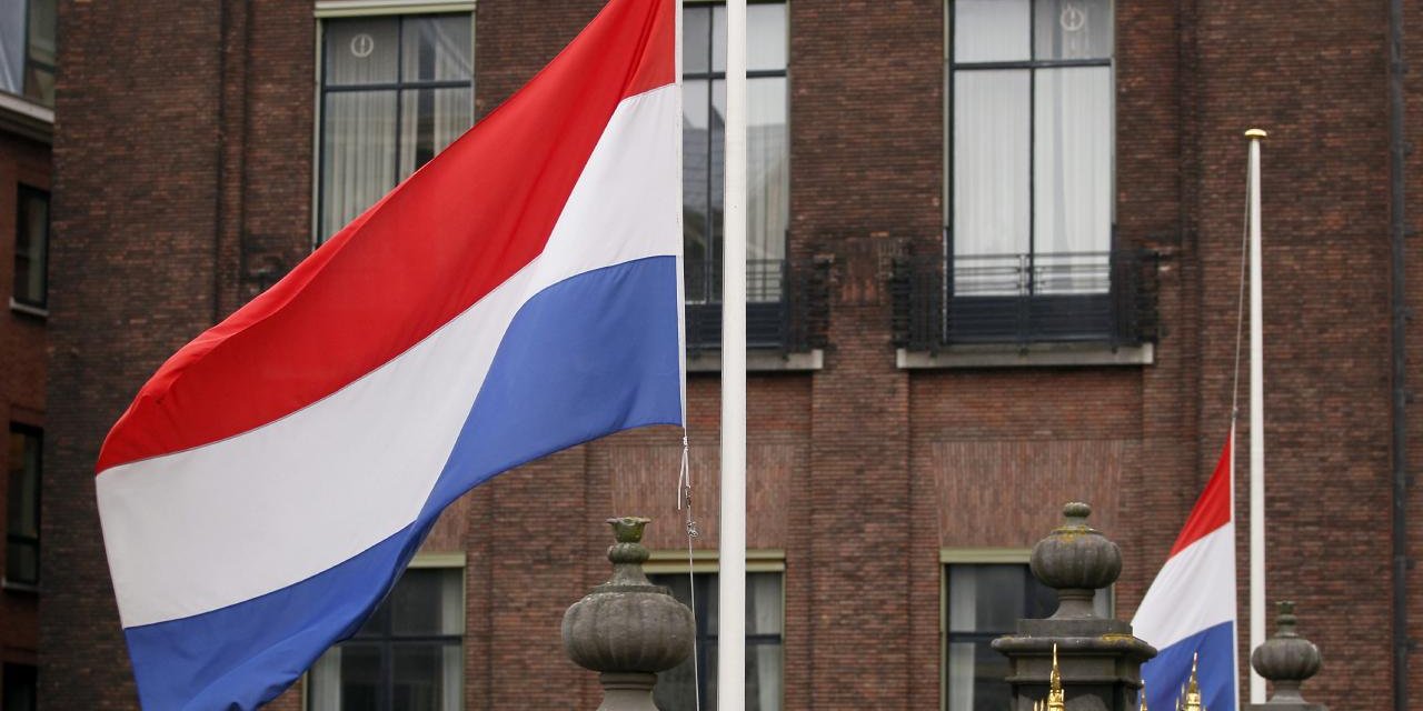 Hollanda'da ırkçı Wagensveld Kur'an-ı Kerim yırttı